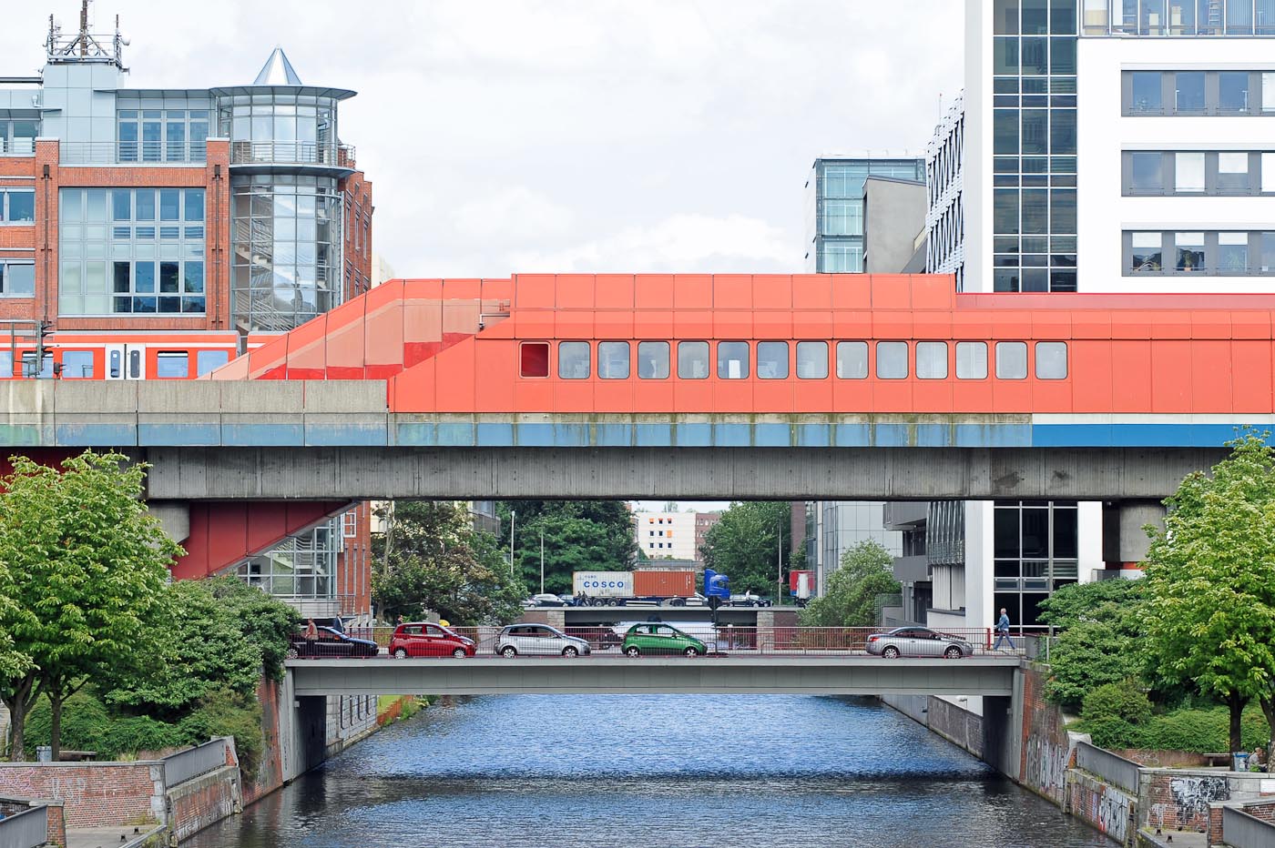Foto ID 15042620 Blick von der Amsinckstrasse auf den Mittelkanal, Bürohäuser und den S-Bahnhof Hamburg Hammerbrook