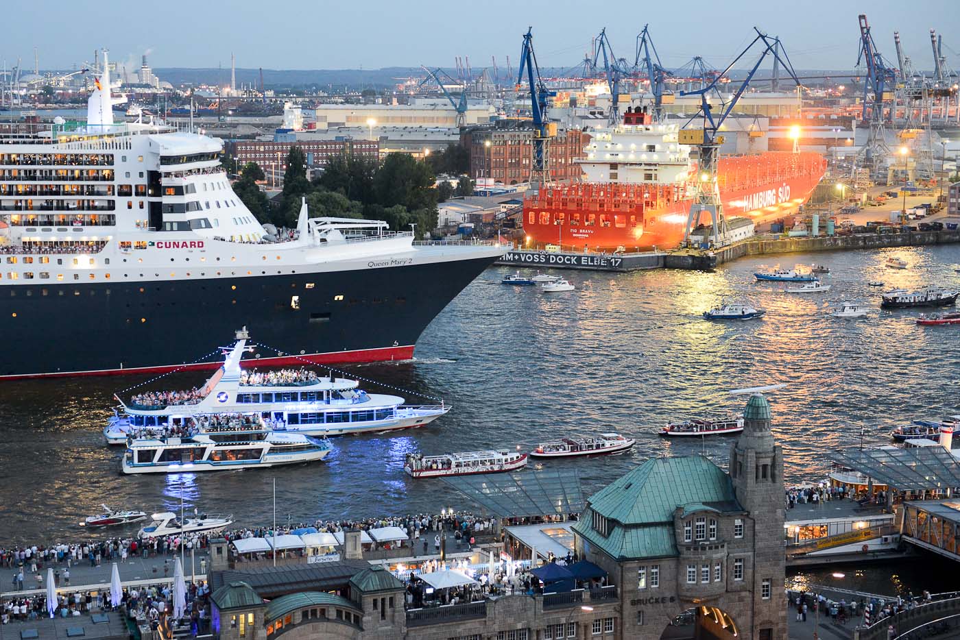 Foto ID 15082404 Queen Mary 2 Hamburg