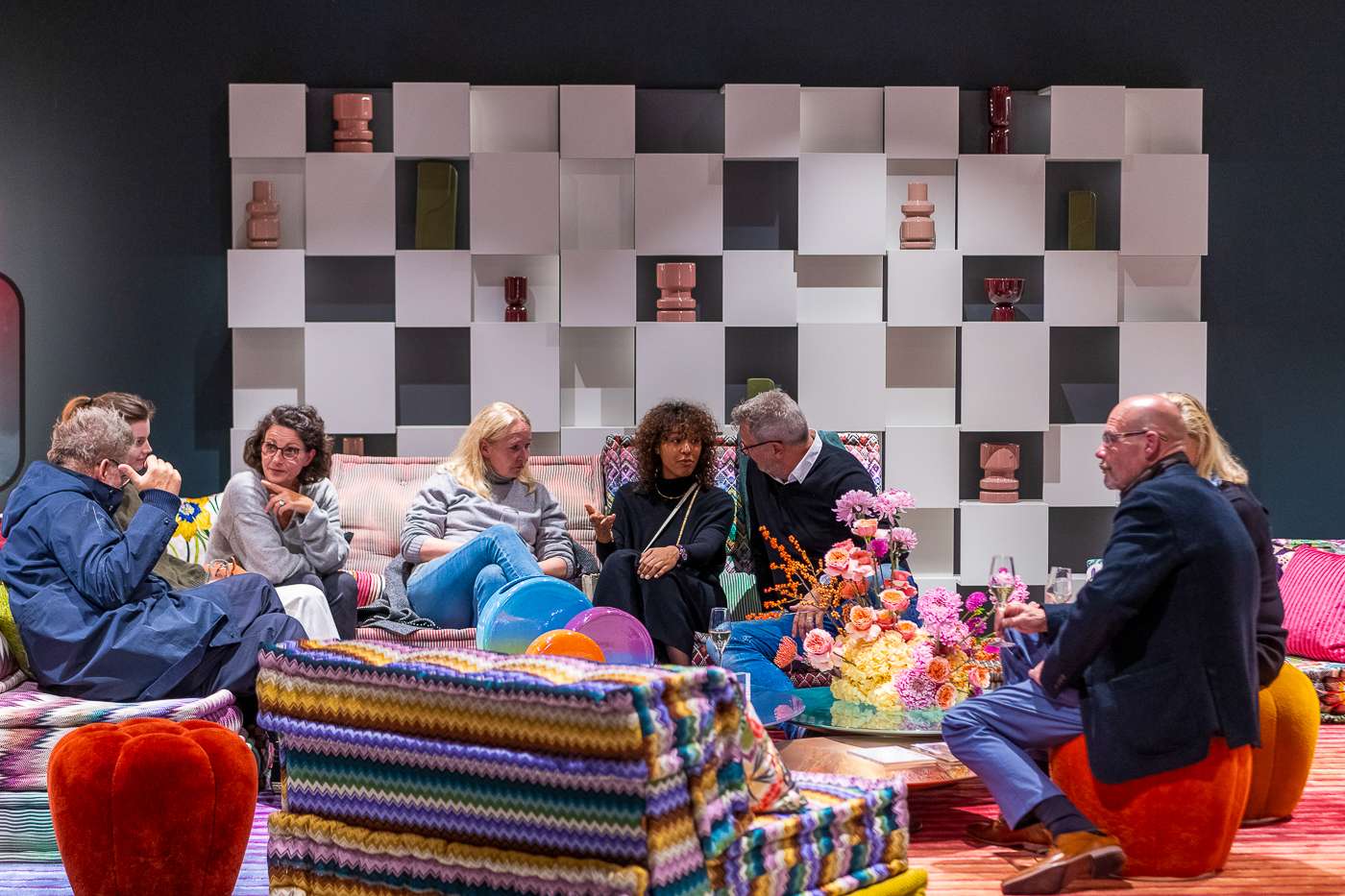 Schaufenster des Roche Bobois Showrooms am Neuen Wall in Hamburg.