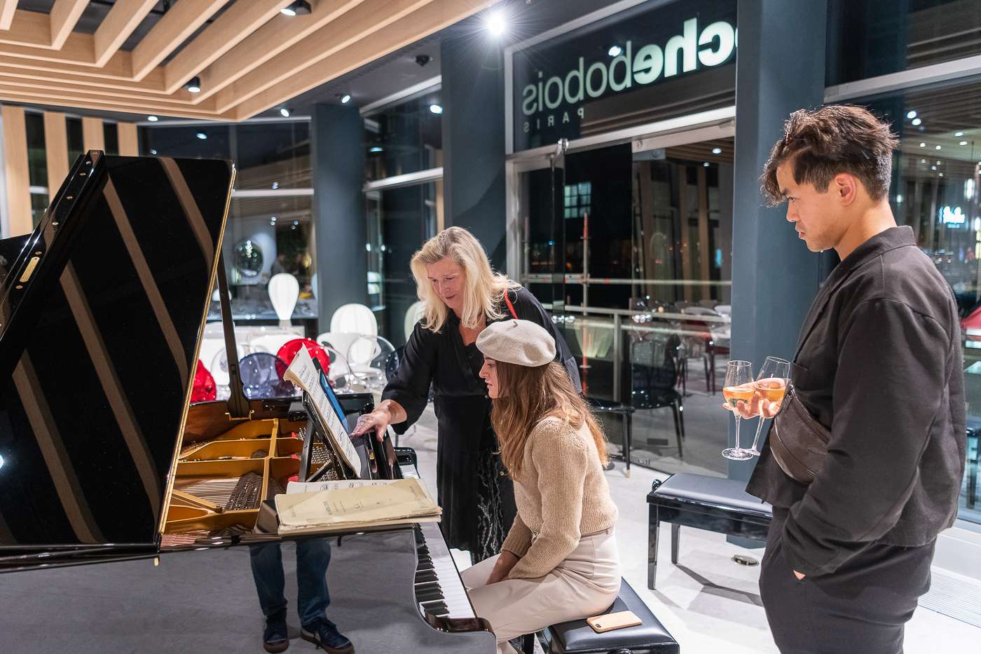 Besucher und Gespräche beim Roche Bobois Opening am Neuen Wall.