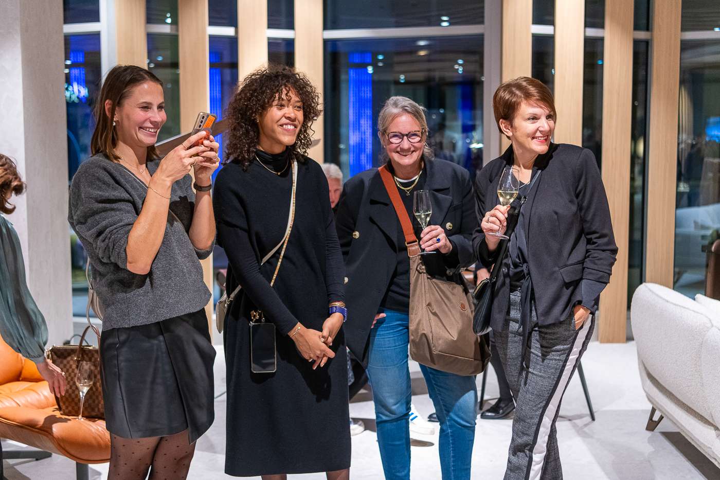 Gäste bei der Präsentation des neuen Roche Bobois Standorts in Hamburg.